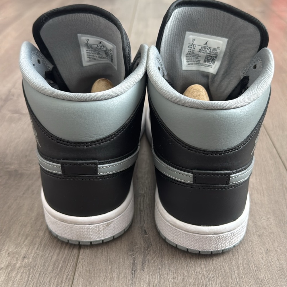 Air Jordans Women’s 1 Mid Black and Gray Size 7 - Picture 4 of 6